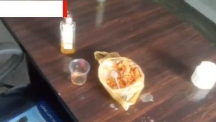 अमरोहा: पीएचसी प्रभारी की मेज पर रखी शराब की बोतल का फोटो व वीडियो हुआ वायरल