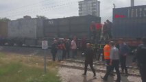 Tren hemzemin geçitte traktöre çarptı