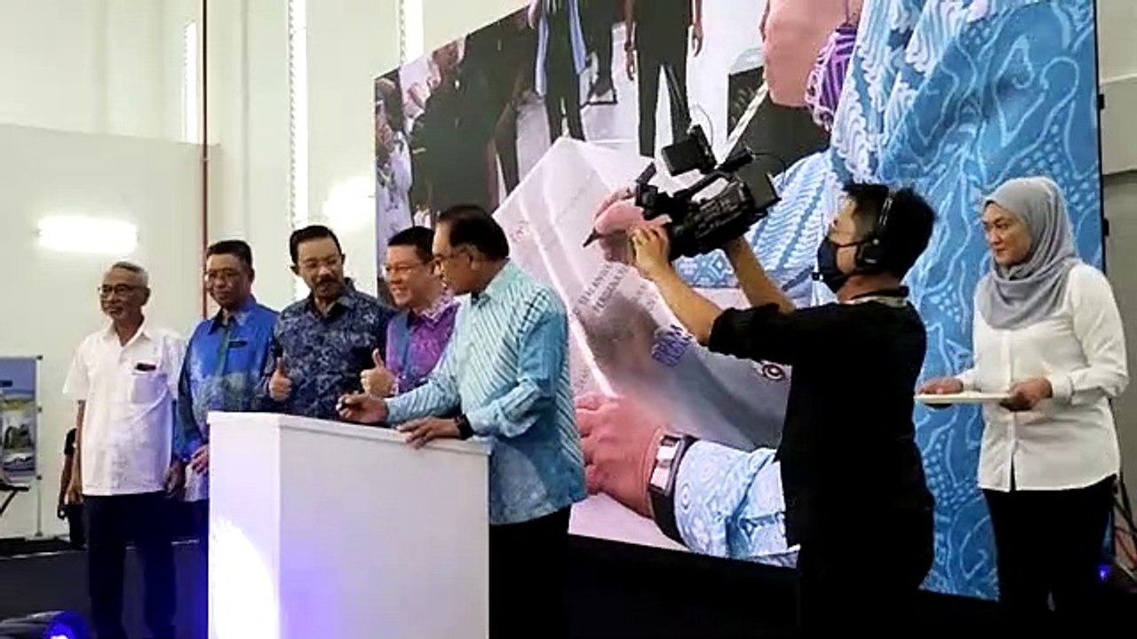 Prime Minister Datuk Seri Anwar Ibrahim launches the key presentation ceremony for Dalur PPAM home owners