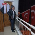 Trabzonspor Divan Kurulu üyesi ve Orman Muhafaza memuru Erman Baş, evinin balkonunda AKP'li Cumhurbaşkanı Erdoğan'ın seçimi kazanması silah atışı ile kutladı.    Trabzon Akçaabat’ta 28 Mayıs’taki Cumhurbaşkanlığı 2’nci tur seçimlerinde AKP Genel Başkanı R