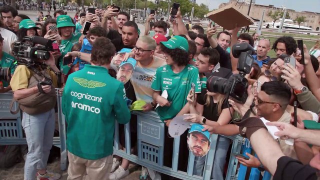 Fernando Alonso visita la réplica de su coche en Barcelona