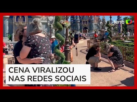 Casal se pede em casamento ao mesmo tempo em viagem na Disney