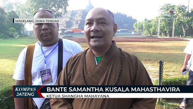 Biksu dan Umat Buddha Gelar Pradaksina di Candi Borobudur
