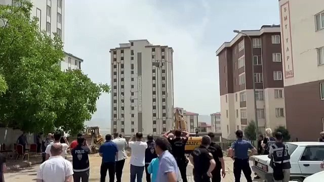 Bâtiment endommagé renversé sur un bâtiment solide lors de la démolition