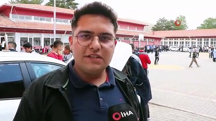 Les élèves du lycée professionnel et technique d'Anatolie à Kırşehir travaillent sur un moteur de voiture électrique