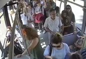 Kadın otobüs şoförüne bıçakla saldırdı