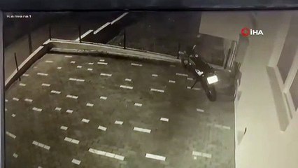 C'est comme ça qu'il a volé la moto dont il a cassé le cadenas avec son pied