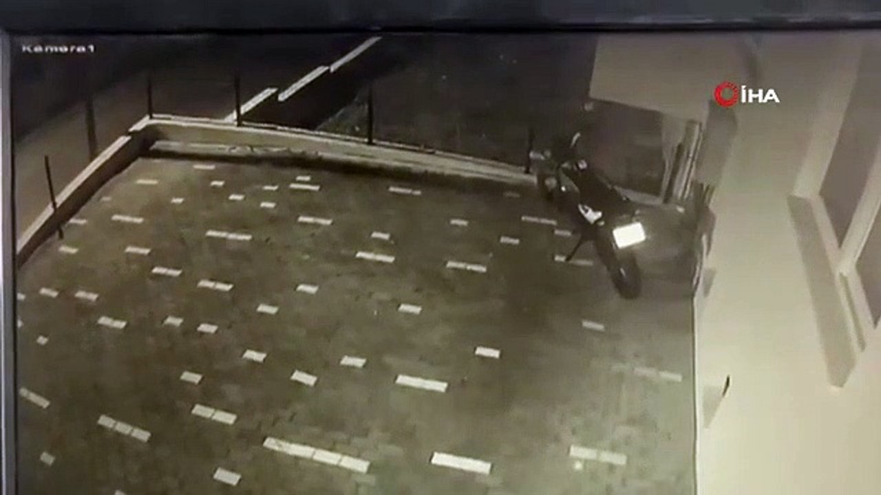 C'est comme ça qu'il a volé la moto dont il a cassé le cadenas avec son pied