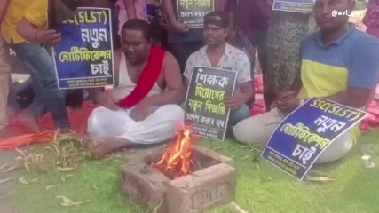 কলকাতা: চাকরির দাবিতে যজ্ঞ করলেন চাকরিপ্রার্থীরা