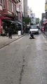 Samsun'da bir vatandaş yolun ortası seccadesini serip namaz kaldı