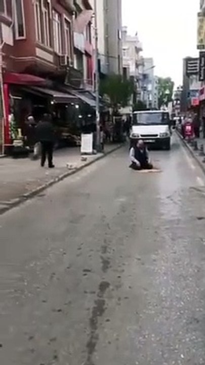 A Samsun, un citoyen a étendu son tapis de prière au milieu de la route et a prié.
