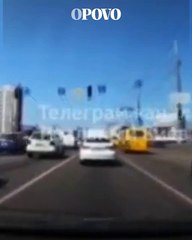 Míssil quase atinge carro em movimento em Kiev capturado em câmera de painel