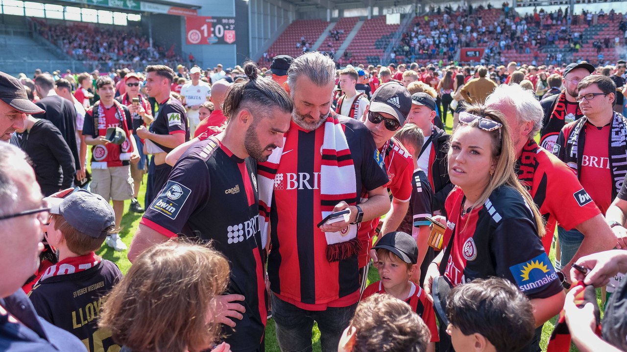 Nach dem Platzsturm ist vor der Relegation: 'Jeder hat erzählt, wie er gefeiert hat'