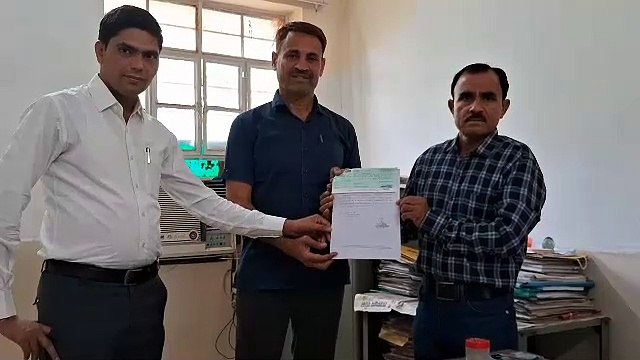 भूखंड नीलामी से मंडल को मिले 18 करोड़, नगर परिषद को 15 प्रतिशत हिस्सा 2.73 करोड़ का चेक सौंपा