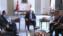 Le président du YSK, Ahmet Yener, a présenté le mandat préparé pour le président Erdoğan au président de la Grande Assemblée nationale de Turquie, Şentop.