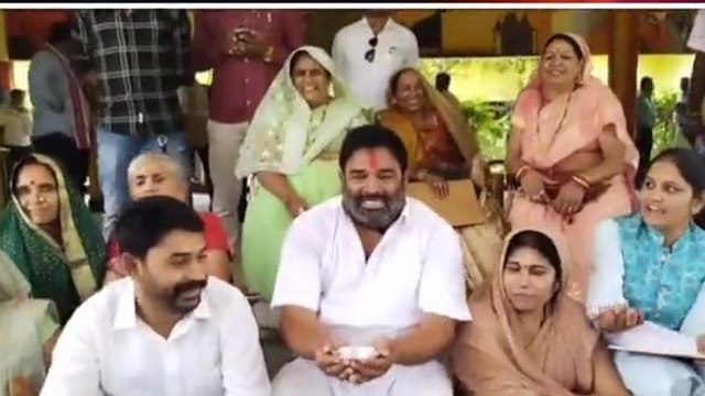 Viral: भिखारी का कटोरा छुड़ाकर नेताओं ने मांगी भीख,देखें Video