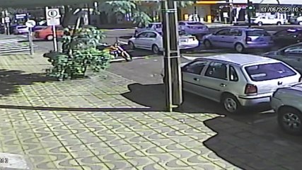 Veja o momento da colisão que deixou mulher gravemente ferida