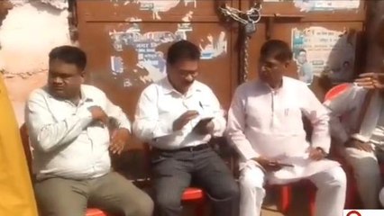 आगरा: अपनी ही सरकार में पुलिस के खिलाफ धरने पर बैठे विधायक