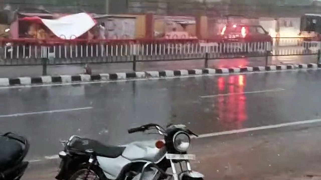 अंधड़ व बारिश के साथ गिरे ओले, जमीन पर बिछी सफे...