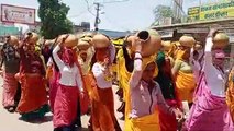महिलाओं ने खाली मटकों के साथ रैली निकालकर किया प्रदर्शन, प्रधानमंत्री के नाम सौंपा ज्ञापन