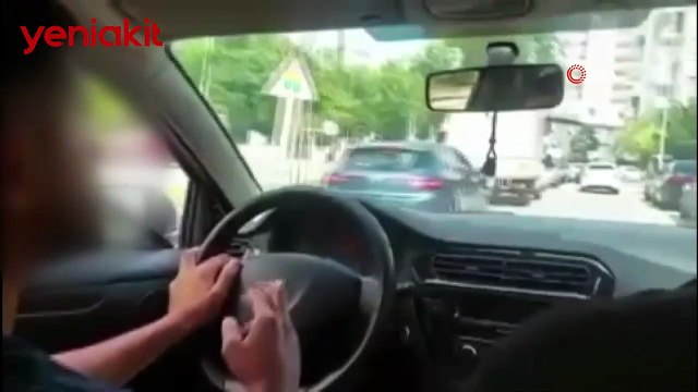 Aracına polis alan korsan taksici siren seslerini duyunca neye uğradığını şaşırdı