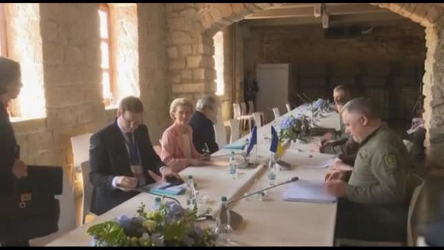 Foto di famiglia con i leader Ue e Zelensky al summit in Moldavia