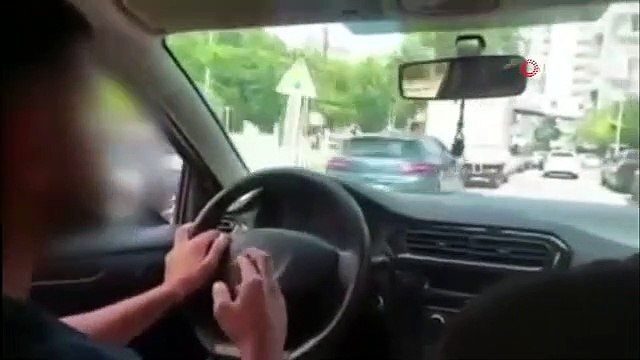 C'est ainsi que la police et le chauffeur de taxi se sont déguisés en client et ont rendu le chauffeur de taxi pirate en flagrant délit.