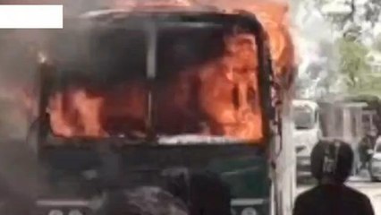 गोरखपुर: धूं-धूं कर जली बस, 2 कर्मचारी निलंबित, अधिकारी का बड़ा बयान