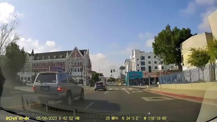 Une moto entre en collision avec une voiture à l'intersection de LA