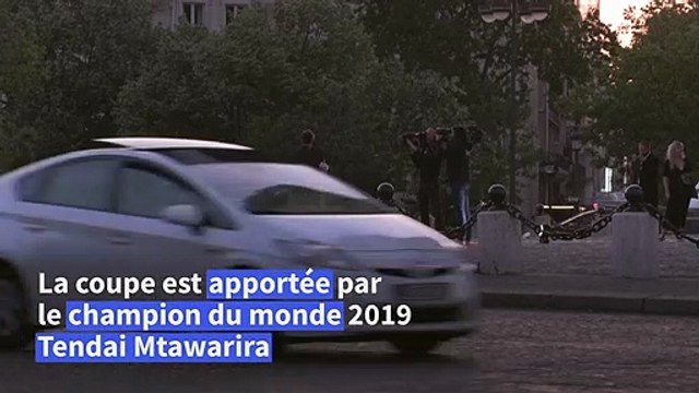 Le trophée Webb Ellis au sommet de l’Arc de Triomphe, à J-100 de la Coupe du monde de rugby