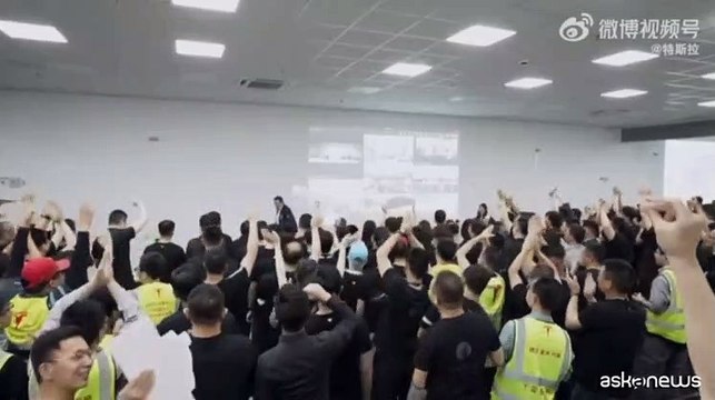 Elon Musk visita di notte la gigafactory di Tesla a Shanghai