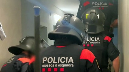 Mossos detienen a cuatro ladrones de ordenadores en empresas de Barcelona
