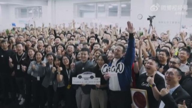 Elon Musk visita di notte la gigafactory di Tesla a Shanghai