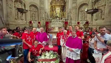 El equipo del Sevilla posa en la Catedral