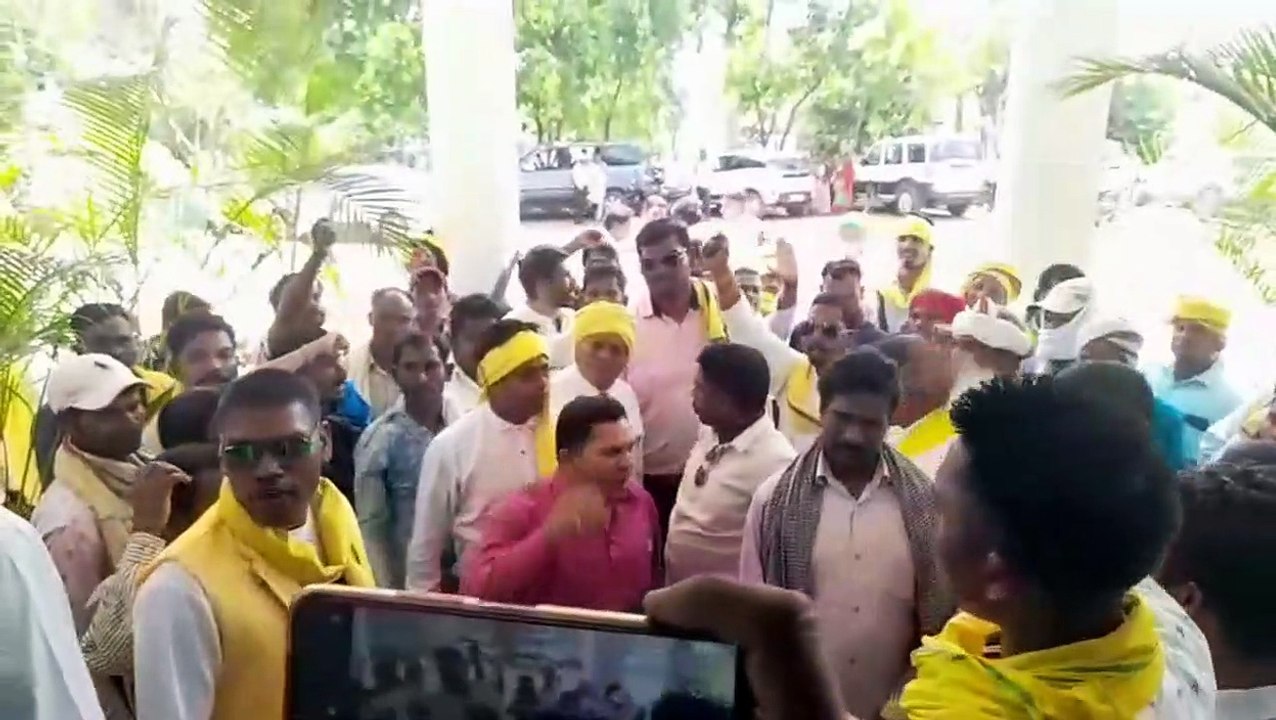 Adopted sons surrounded Ratanpur police station, warning of fierce agitation for not taking action against guilty forest workers for 7 days