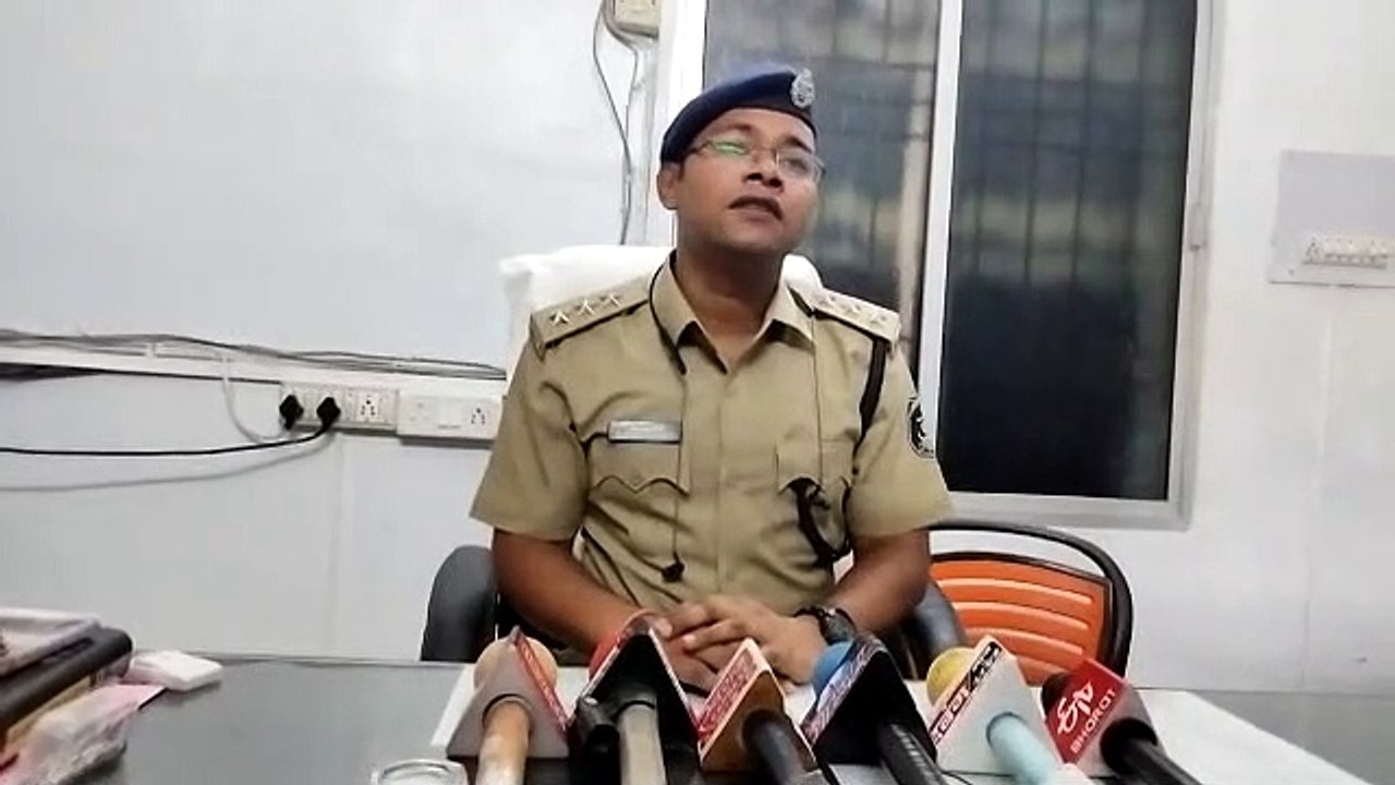 Adopted sons surrounded Ratanpur police station, warning of fierce