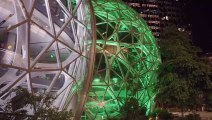 2 giugno 2023, illuminato col tricolore centro Amazon di Seattle - Video