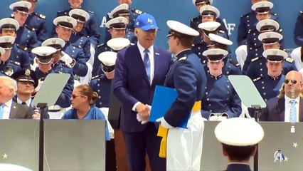 Biden katıldığı törende yere düştü: İşte o anlar...