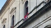 Los jugadores saludan desde el Ayuntamiento de Sevilla