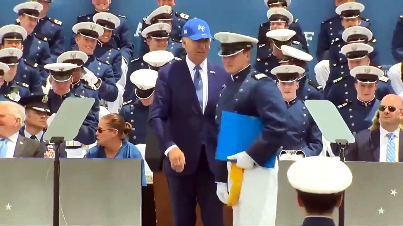 ABD Başkanı Joe Biden yere düştü