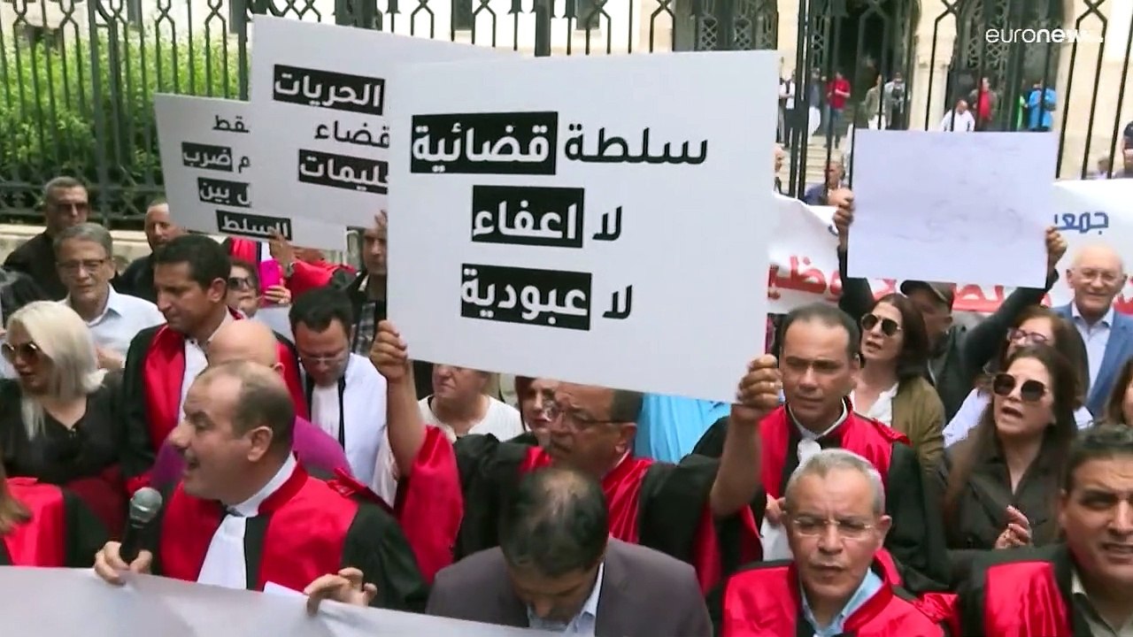 "الشعب يريد قضاة ولا عبيد" .. اعتصام في تونس ضد إقالة قيس سعيد لعشرات القضاة