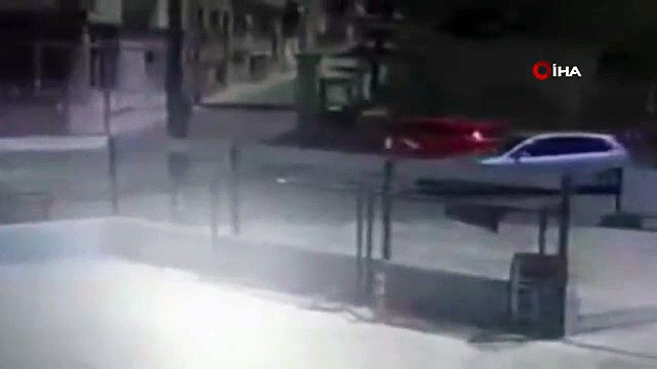 L'enfant avec le vélo s'est écrasé dans la voiture et a été blessé... Le moment de l'accident est sur la caméra