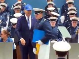 Joe Biden se tropieza y cae al suelo durante ceremonia en academia militar