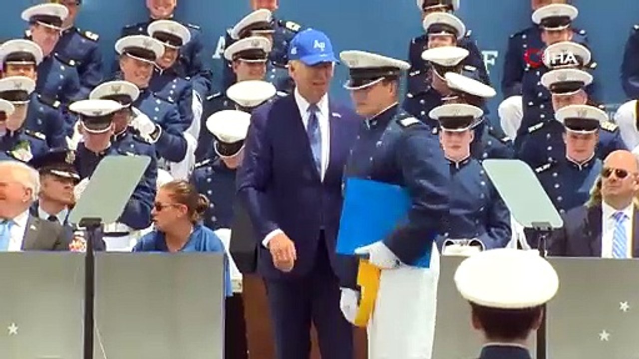 Biden sahnede yere yapıştı!
