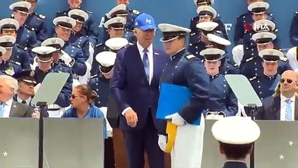 Biden sahnede yere yapıştı!