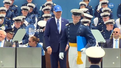 Biden mezuniyet töreni sırasında sahnede düştü