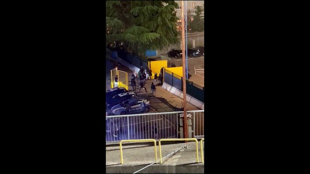 Brescia-Cosenza, caos fuori dallo stadio: auto incendiate dai tifosi