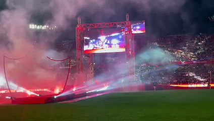 El Arrebato canta el himno en la fiesta del Sevilla