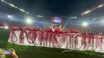 Los jugadores del Sevilla saltan con la pancarta de la afición