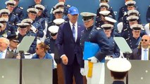 La caída de Joe Biden en plena ceremonia